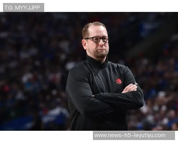 怒火中烧纳斯对球权判罚不满当场对裁判怒吼不止